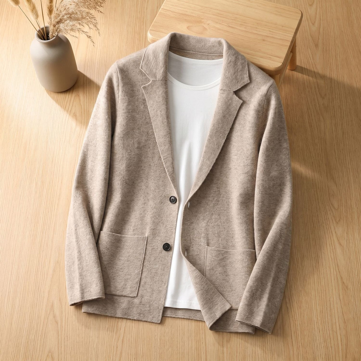 Close-up van de getailleerde kraag van de EDVIN kasjmier cardigan