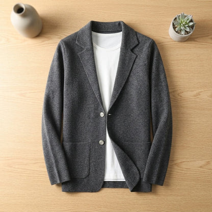 Model draagt de EDVIN kasjmier cardigan over een wit t-shirt