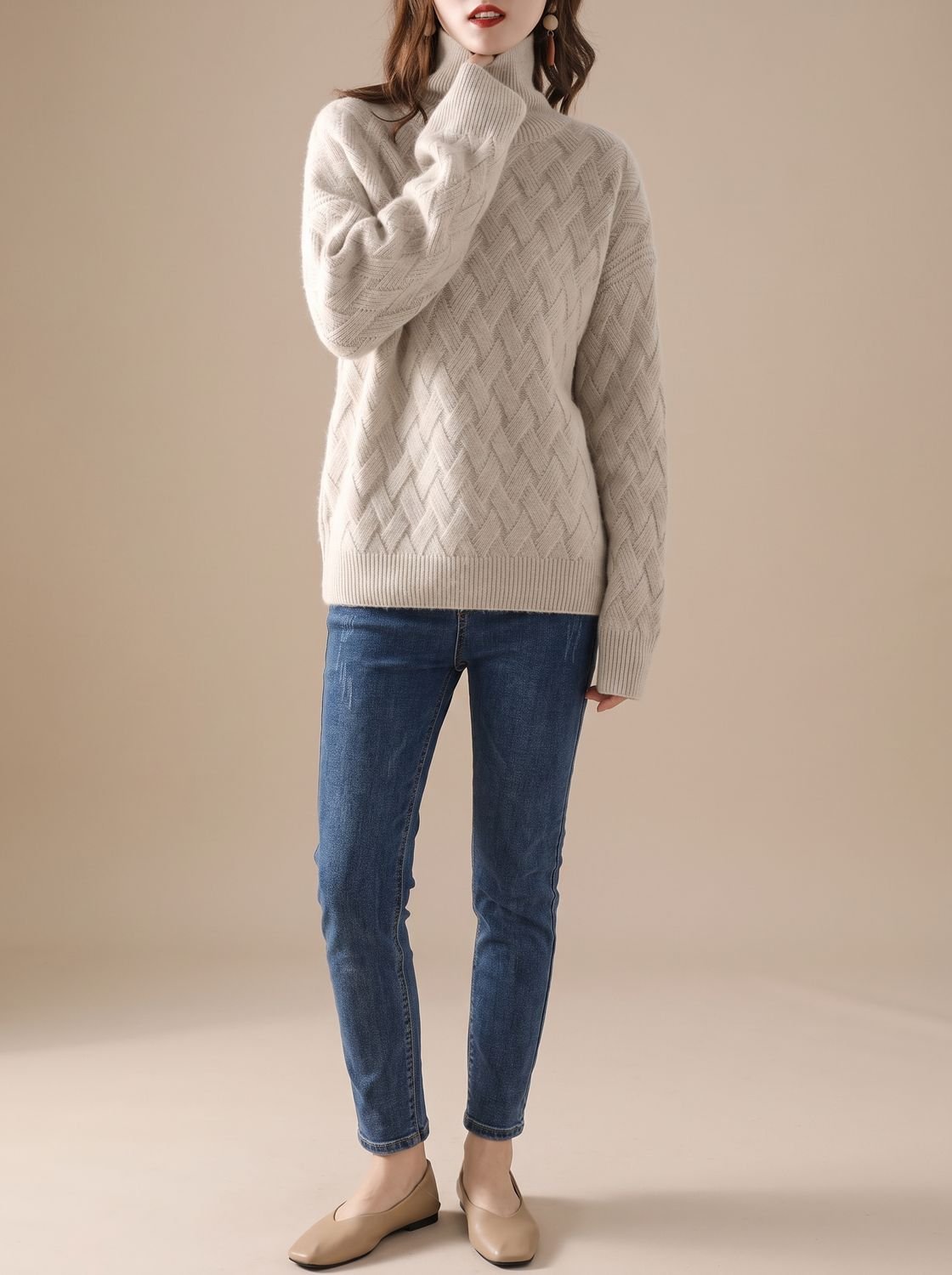 ELFRIEDE oversized damestrui met rolkraag en kabelpatroon in beige