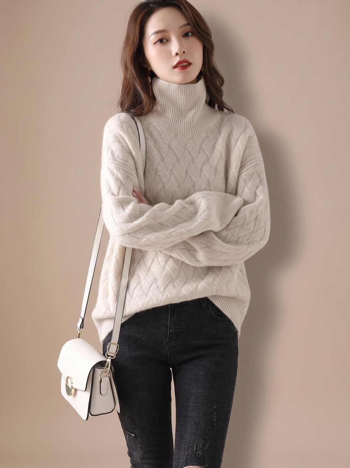 Vrouw draagt ELFRIEDE oversized winterpullover met jeans