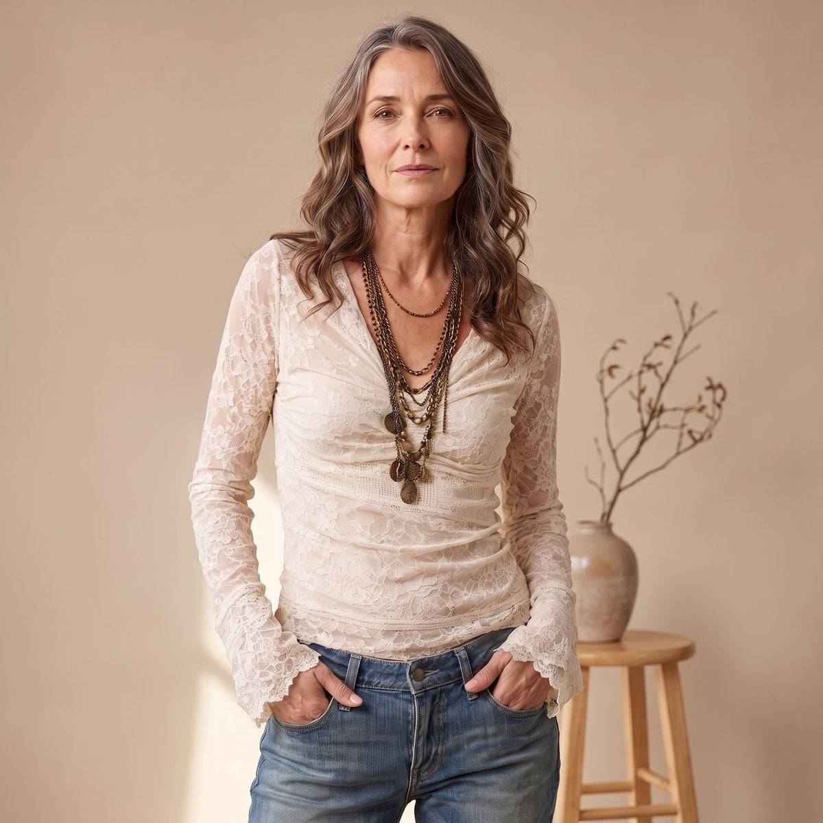 ELOISE blouse gedragen met high-waist jeans voor een casual look
