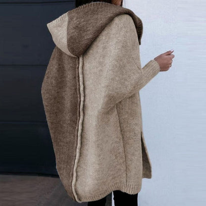 Detail van geribbelde mouwen en open voorpand van gebreid longline vest