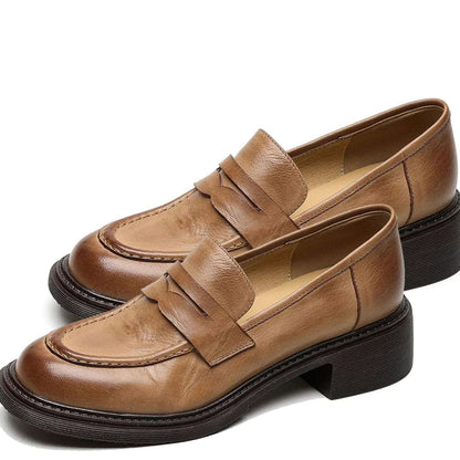Zijaanzicht van de EMMIE penny loafer met zadelband en contraststiksels