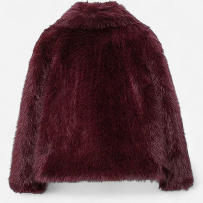 Detail van de zachte faux fur stof van de FARIELLE jas