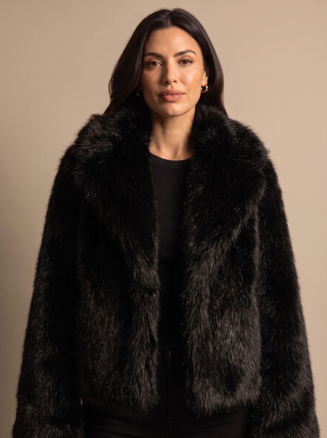 Oversized kraag detail van de FAUXELLA kunstbontjas