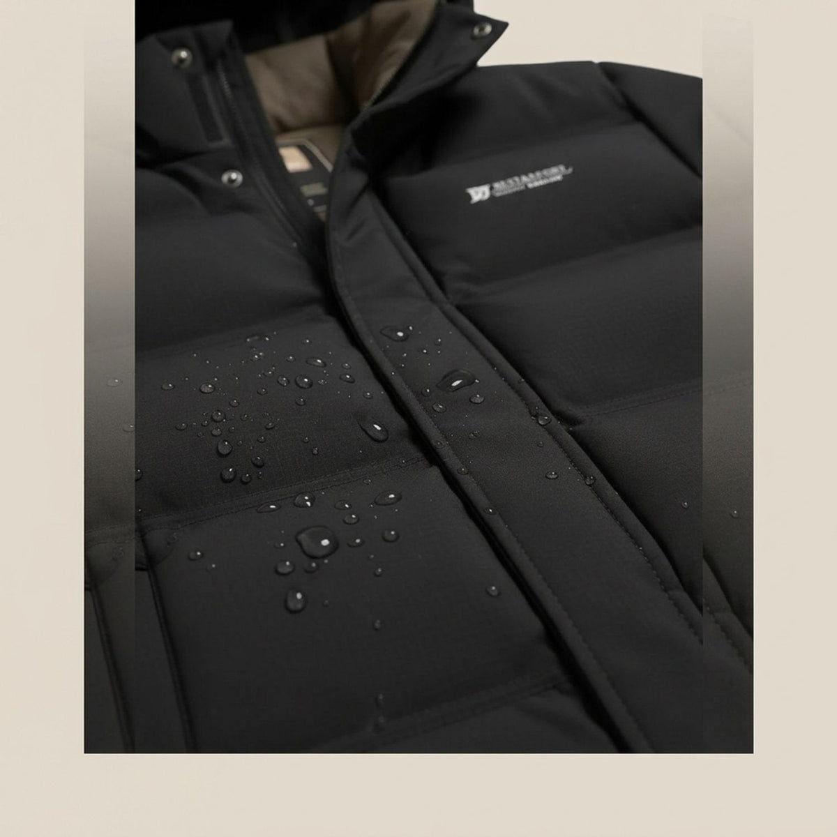 Model wandelt buiten met FELIX winterjas en jeans