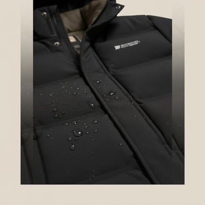 Model wandelt buiten met FELIX winterjas en jeans