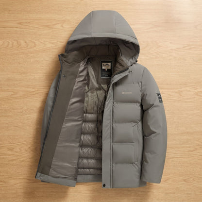 Herenwinterjas met capuchon in stedelijke setting