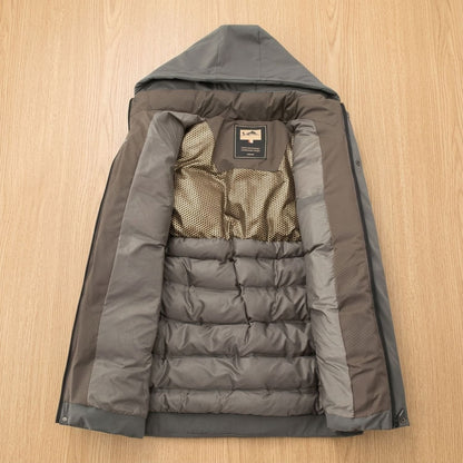 Winterjas met capuchon afgebeeld in volledige lengte