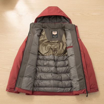 Sfeerbeeld van FELIX winterjas in winterse omgeving
