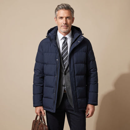 Model draagt oversized winterjas over een trui