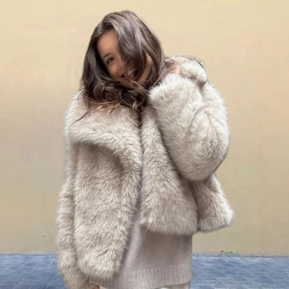 FENLYRA jas gedragen met jeans voor een casual winterlook