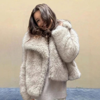 FENLYRA jas gedragen met jeans voor een casual winterlook