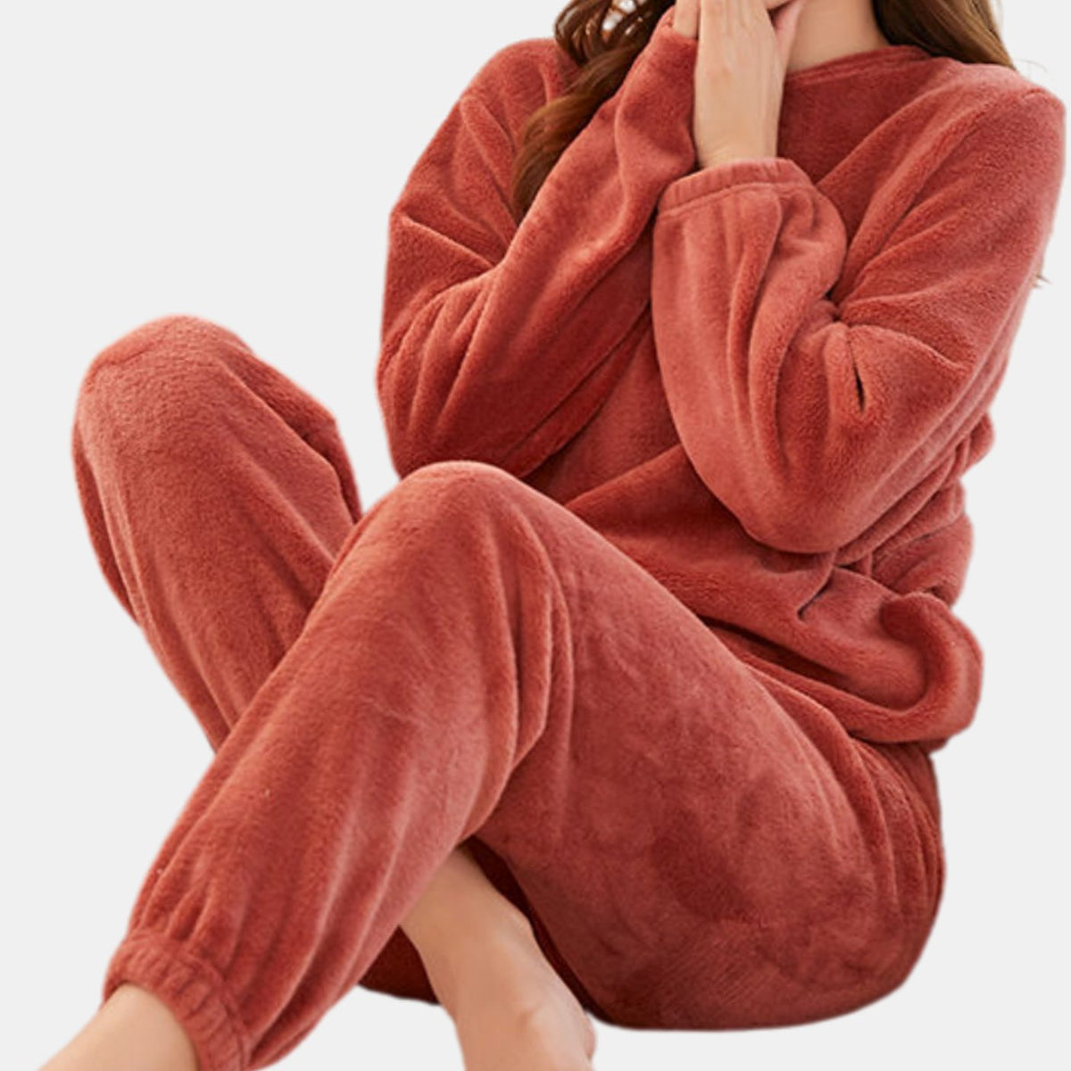 Dame draagt FENORA fleece set tijdens ontspannen moment thuis