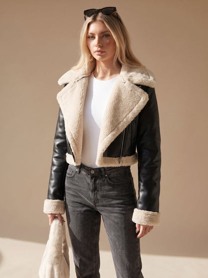 FENRIYA cropped teddyjack gecombineerd met jeans voor streetstyle look