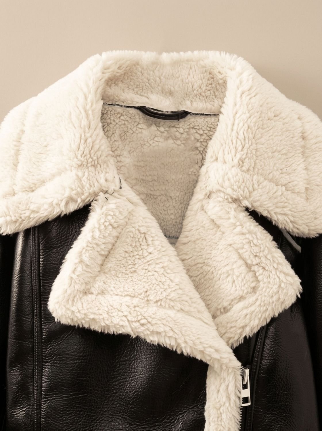 Achteraanzicht van de FENRIYA winterjas in leerlook met korte pasvorm