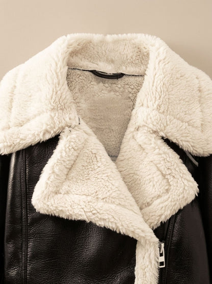 Achteraanzicht van de FENRIYA winterjas in leerlook met korte pasvorm