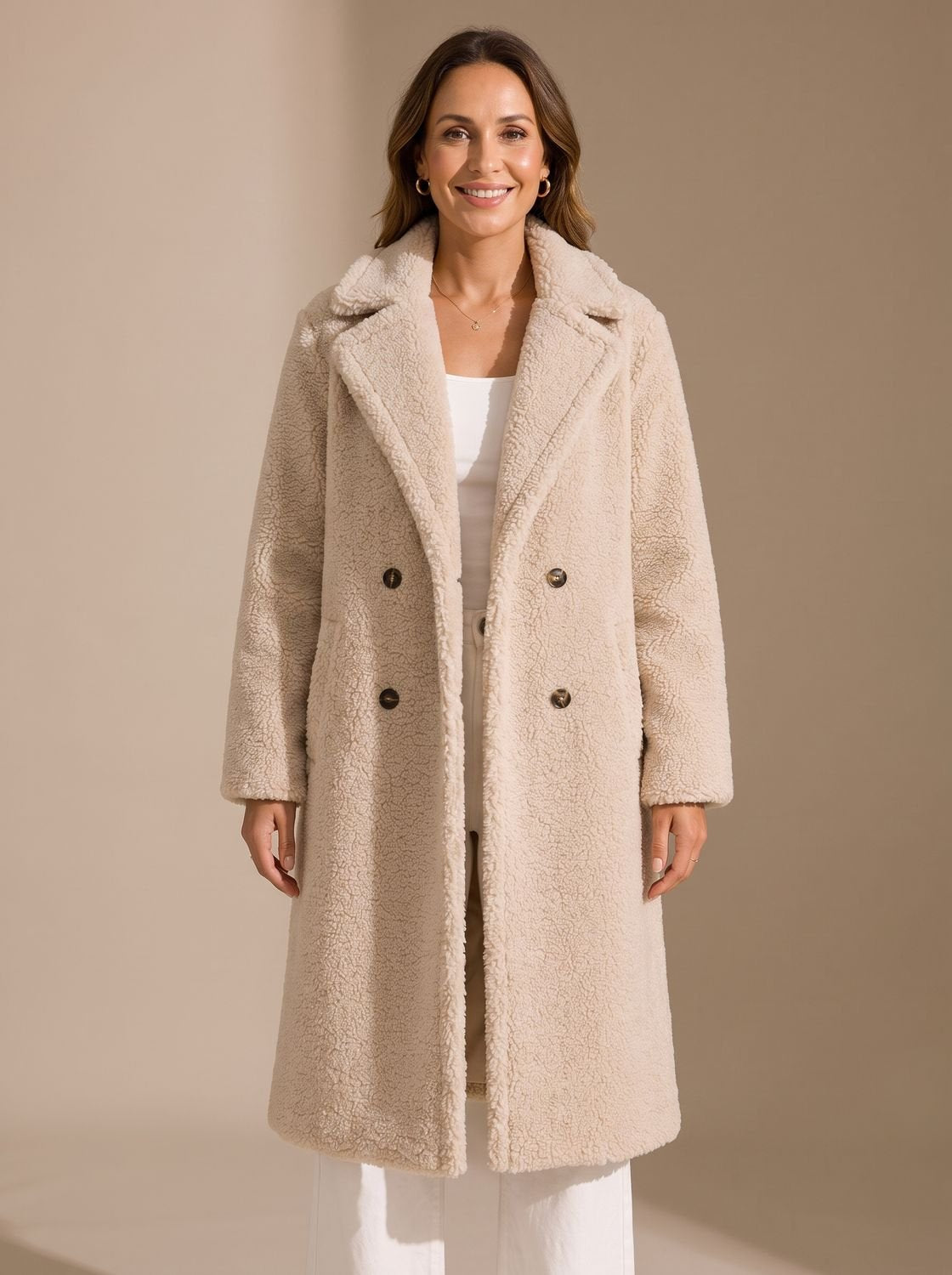 FIENNA lange teddy coat in beige, vooraanzicht met dubbelrijige knopen