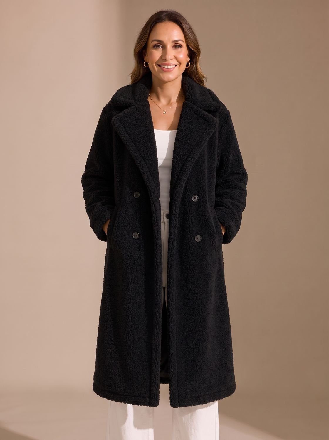 Zijaanzicht van de longline teddy coat met reverskraag