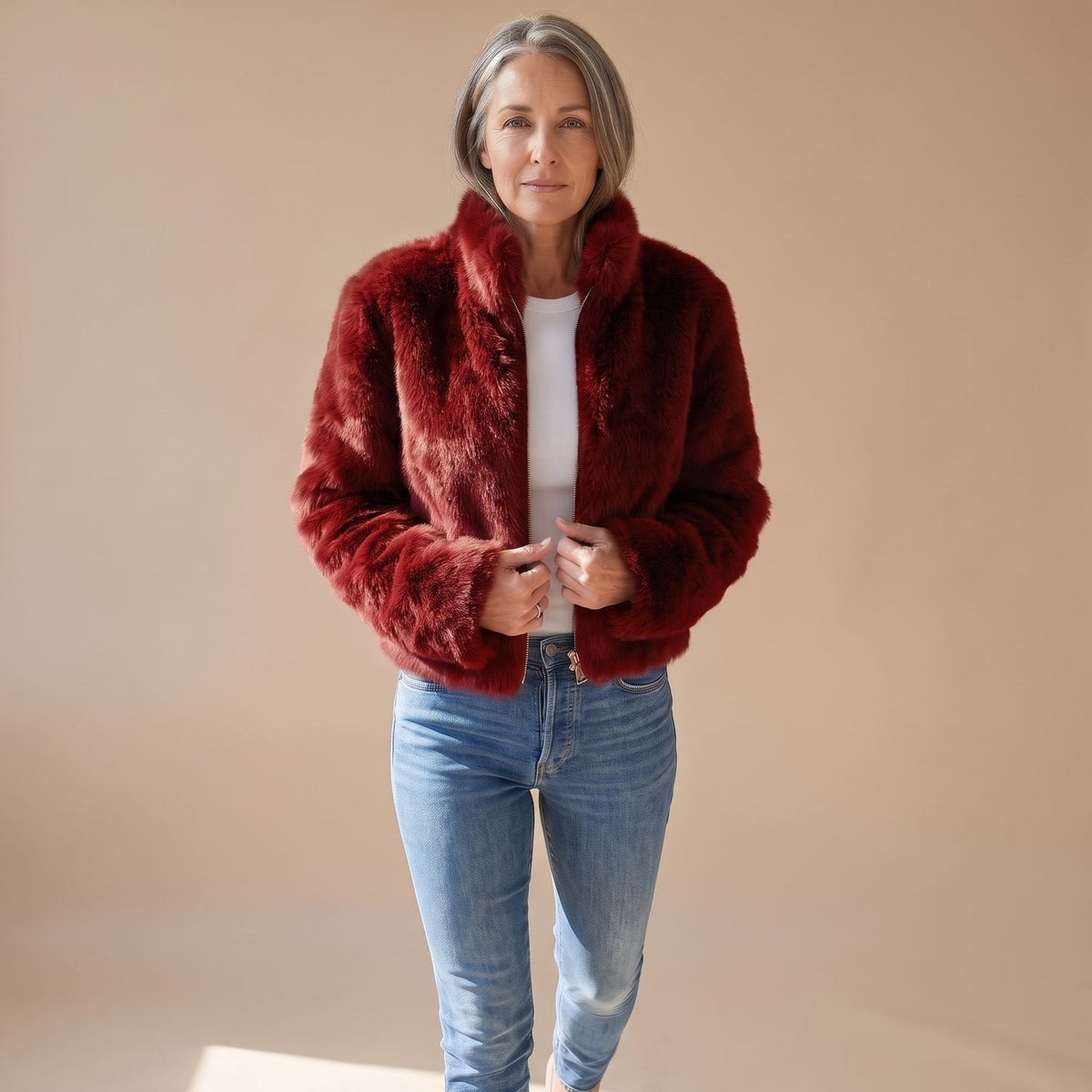 Dame draagt de FIENOLA cropped jas over een jeans outfit