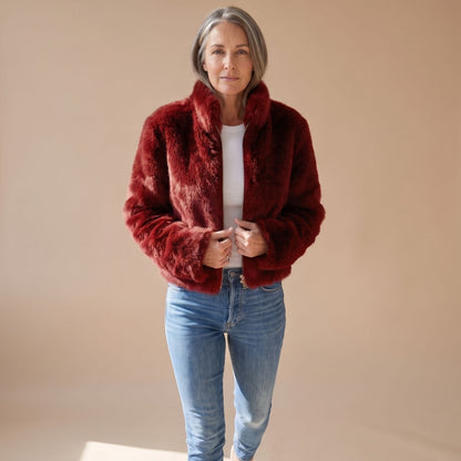 Dame draagt de FIENOLA cropped jas over een jeans outfit