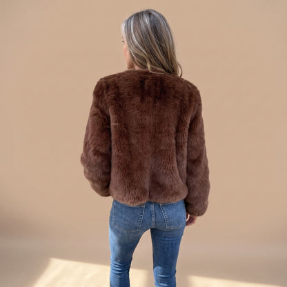 Achteraanzicht van de FIENOLA faux fur jas met cropped snit