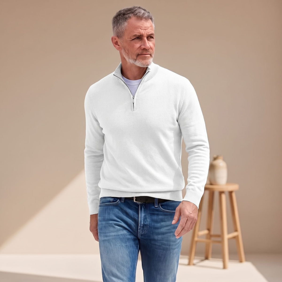 Detailfoto van de stof en afwerking van de gebreide pullover