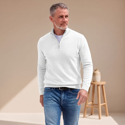 Detailfoto van de stof en afwerking van de gebreide pullover