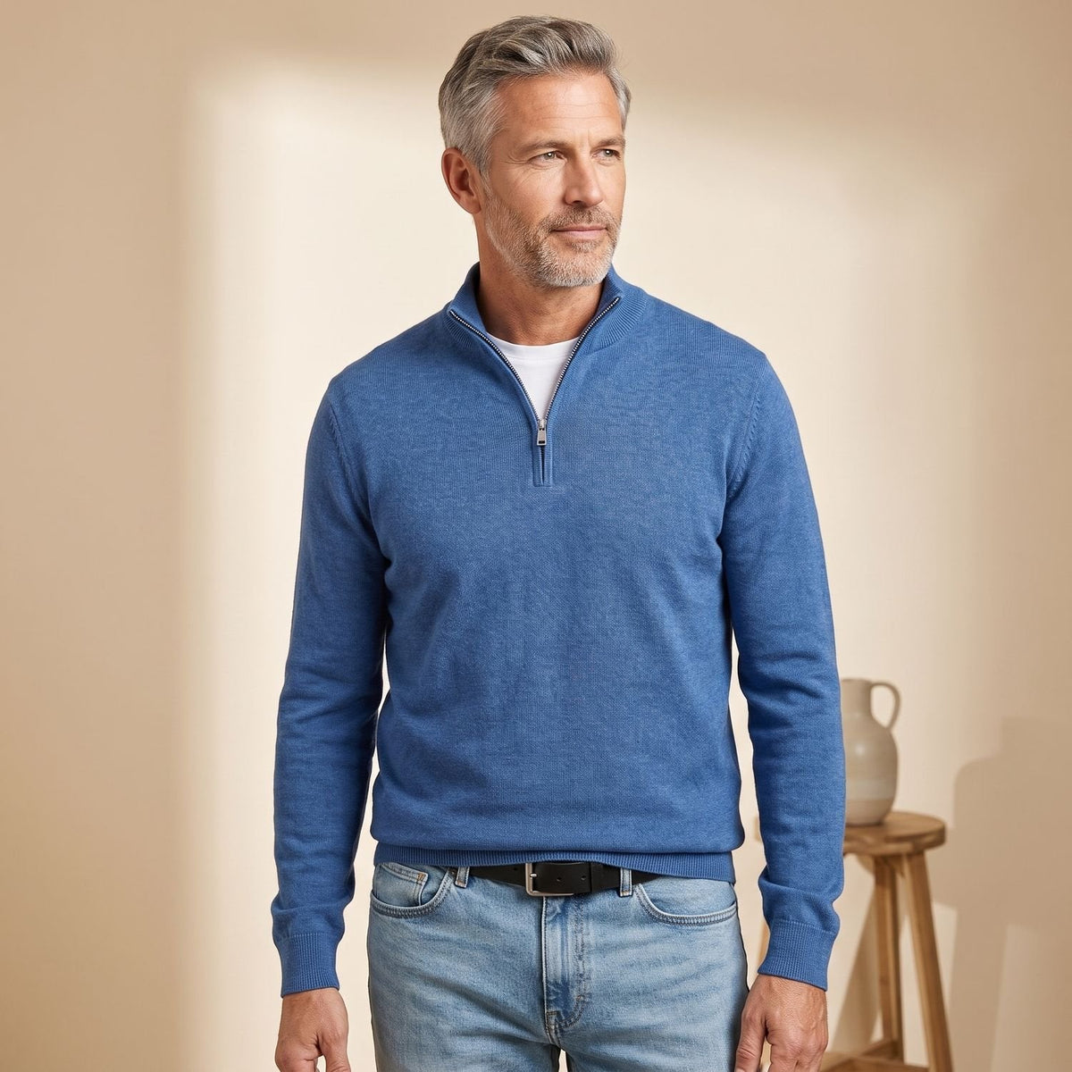 Heren pullover met kwartrits in casual outfit buiten