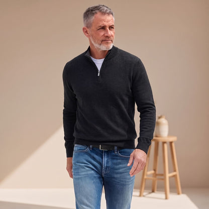 Heren pullover met kwartrits gedragen tijdens stadswandeling