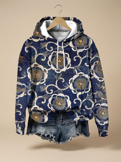Vrouw draagt oversized hoodie met bloemenprint voor een casual look