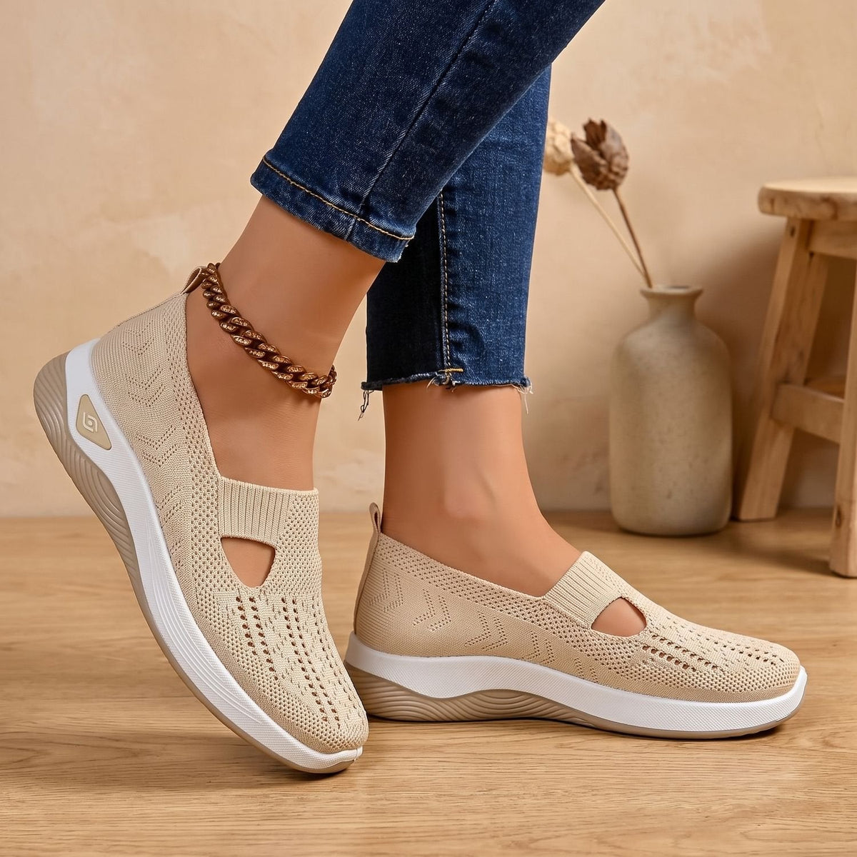 Zijaanzicht van de antislip zool van de FREYA sneakers