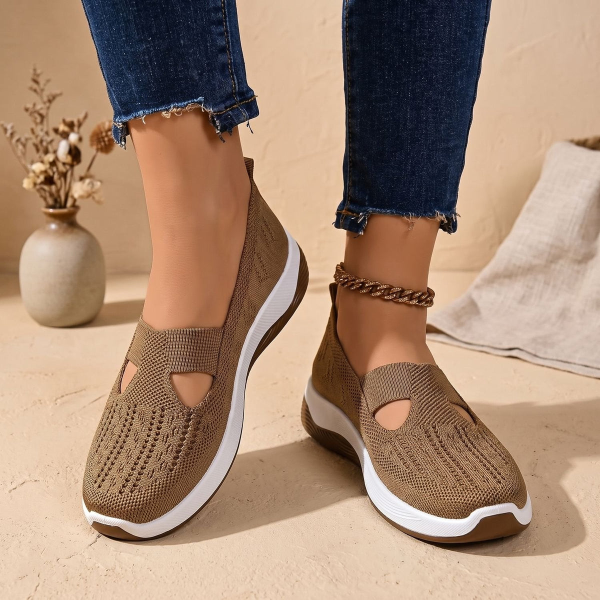 Close-up van de stiksels en afwerking van de FREYA sneaker