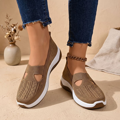 Close-up van de stiksels en afwerking van de FREYA sneaker