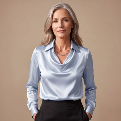 Satijnen blouse gedragen onder een blazer op kantoor
