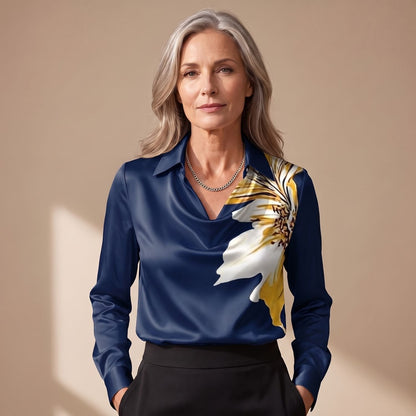 Achteraanzicht van de elegante dameblouse met satijnglans