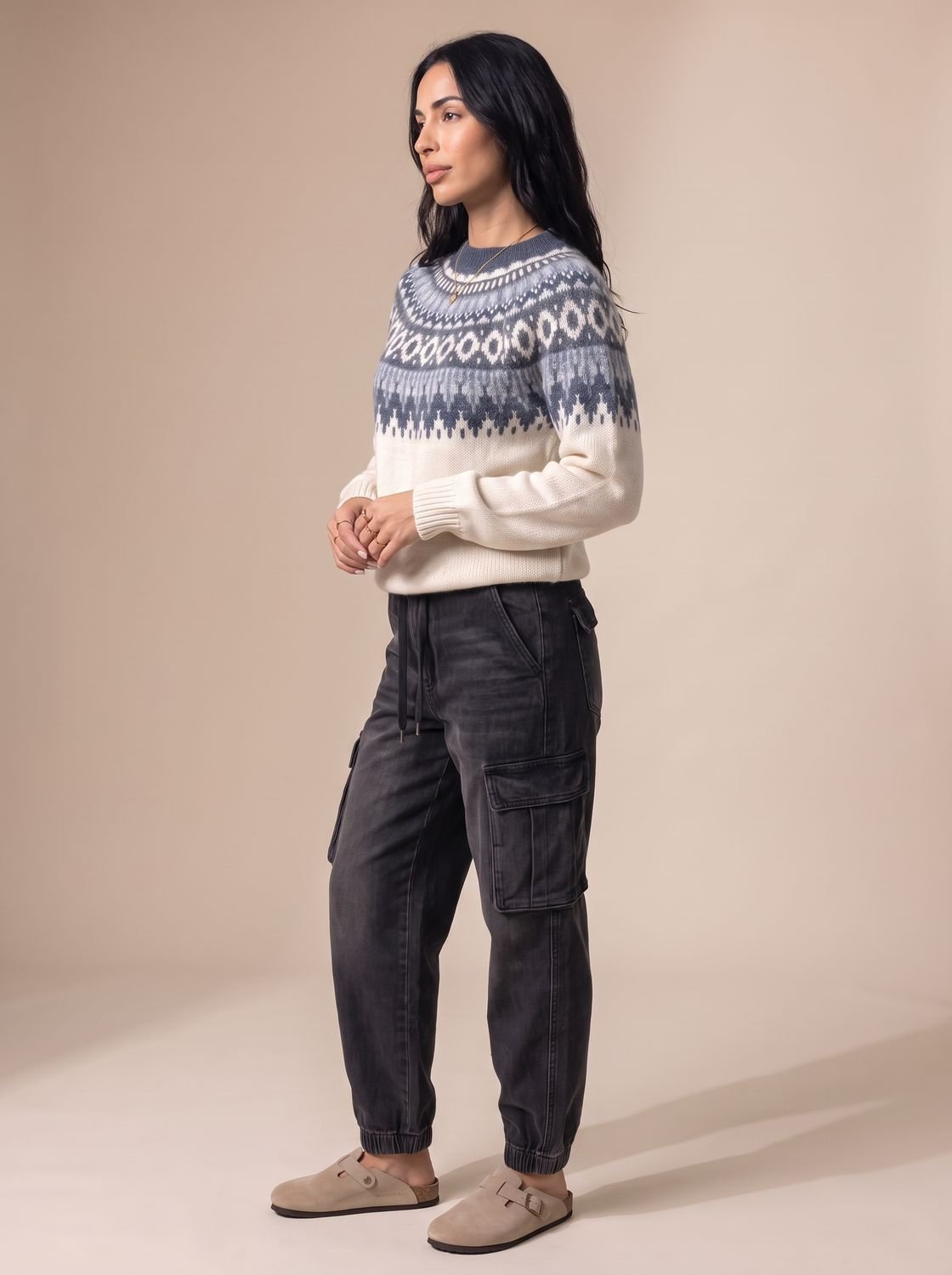 Dame draagt de FRIGGA Fair-Isle trui gecombineerd met jeans