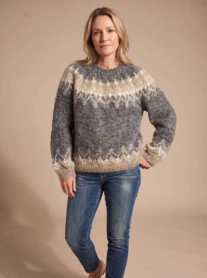 Dame draagt de FROJA kersttrui gecombineerd met jeans