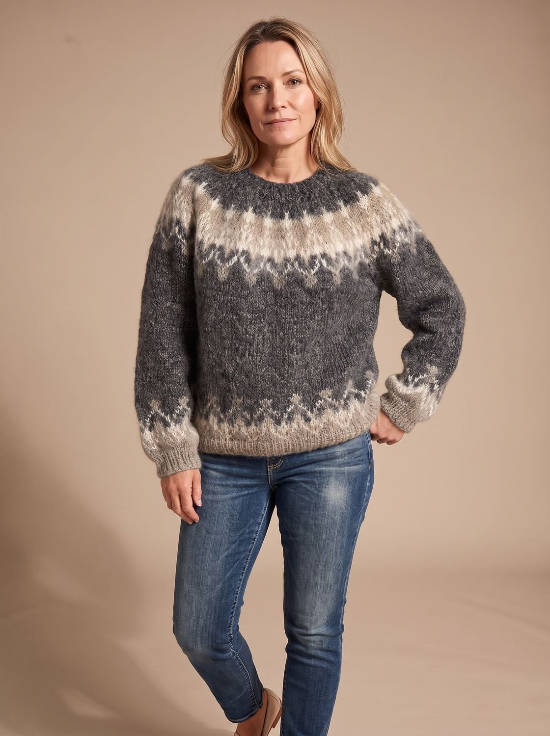Zachte gebreide structuur van de FROJA winterpullover in close-up