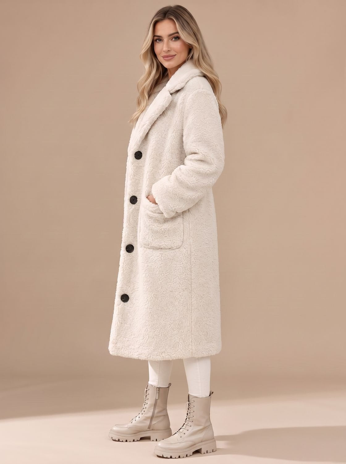 Dame draagt de HANNAH teddymantel over een jurk voor een elegante avondlook