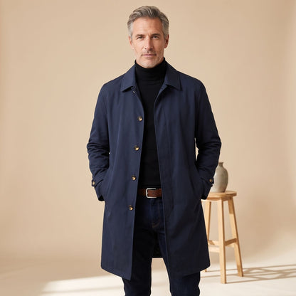 HARVEY trenchcoat gedragen over smart-casual outfit