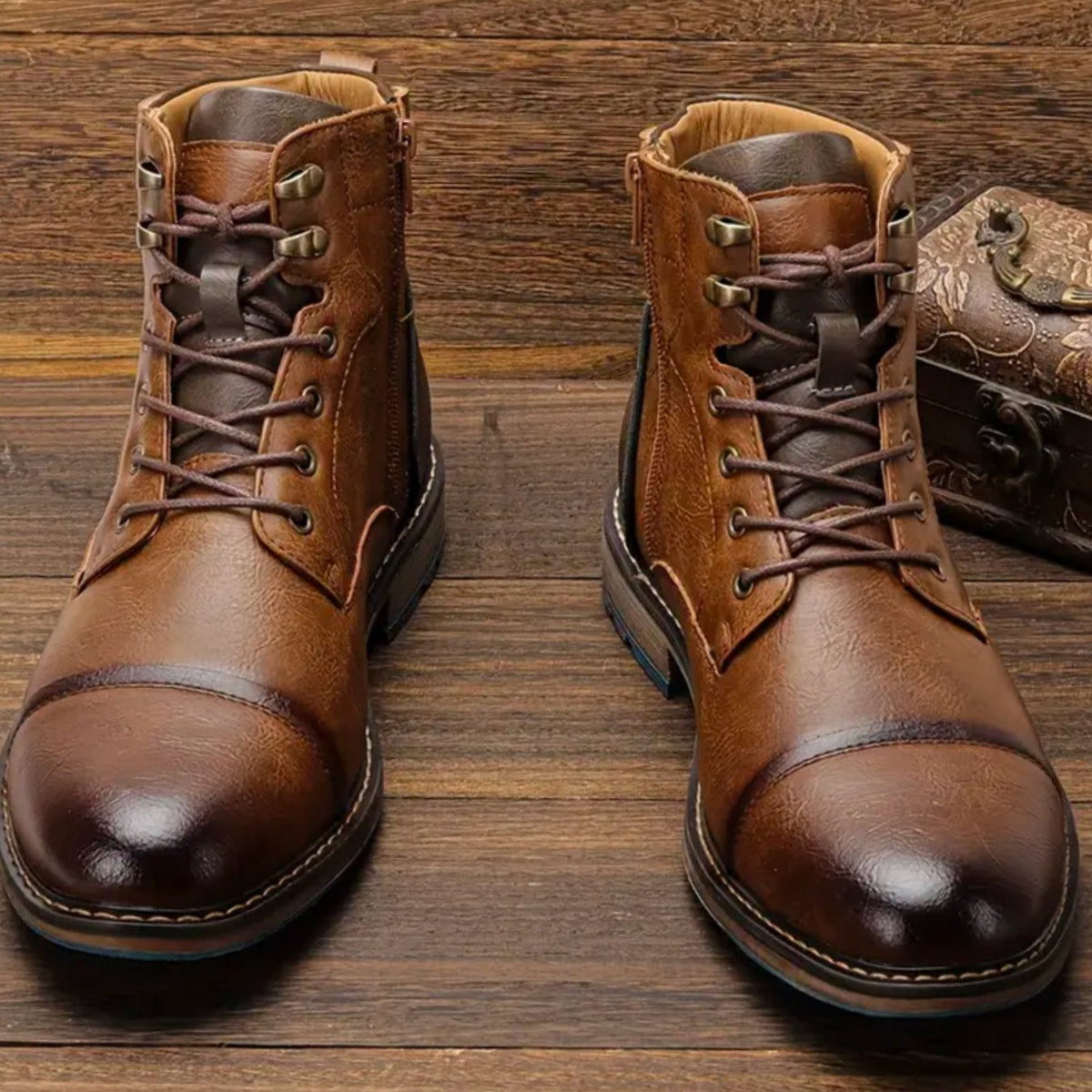 Zijaanzicht van leren herenboots met messingkleurige veterogen