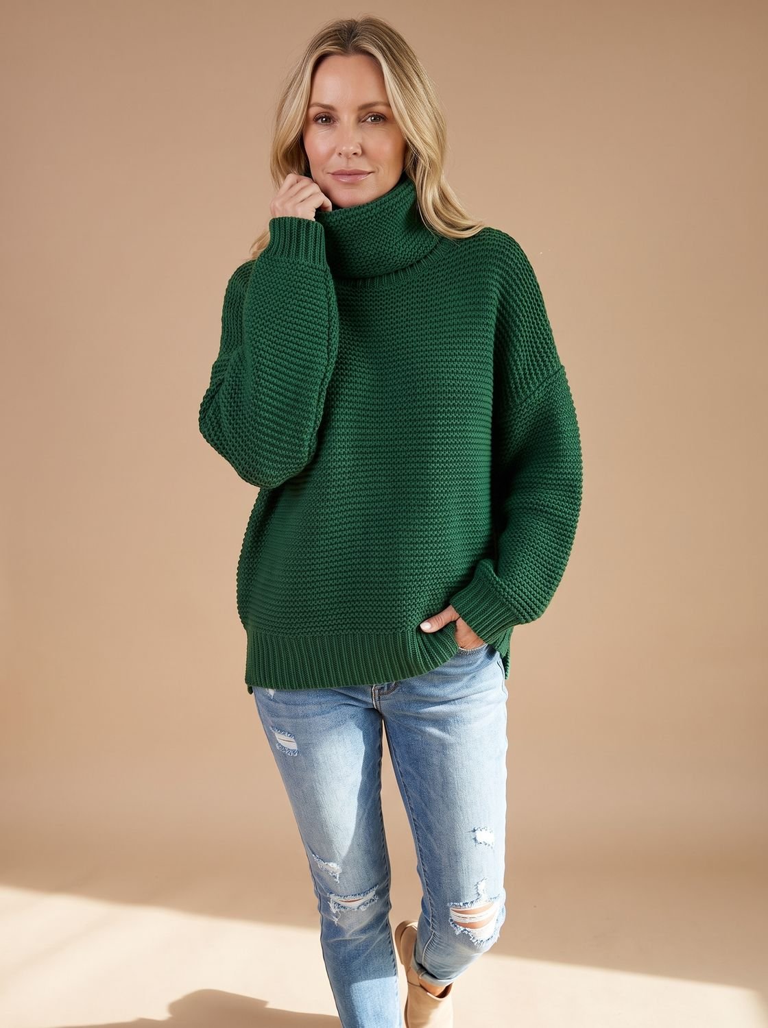 Dame draagt grofgebreide oversized coltrui in winterlook