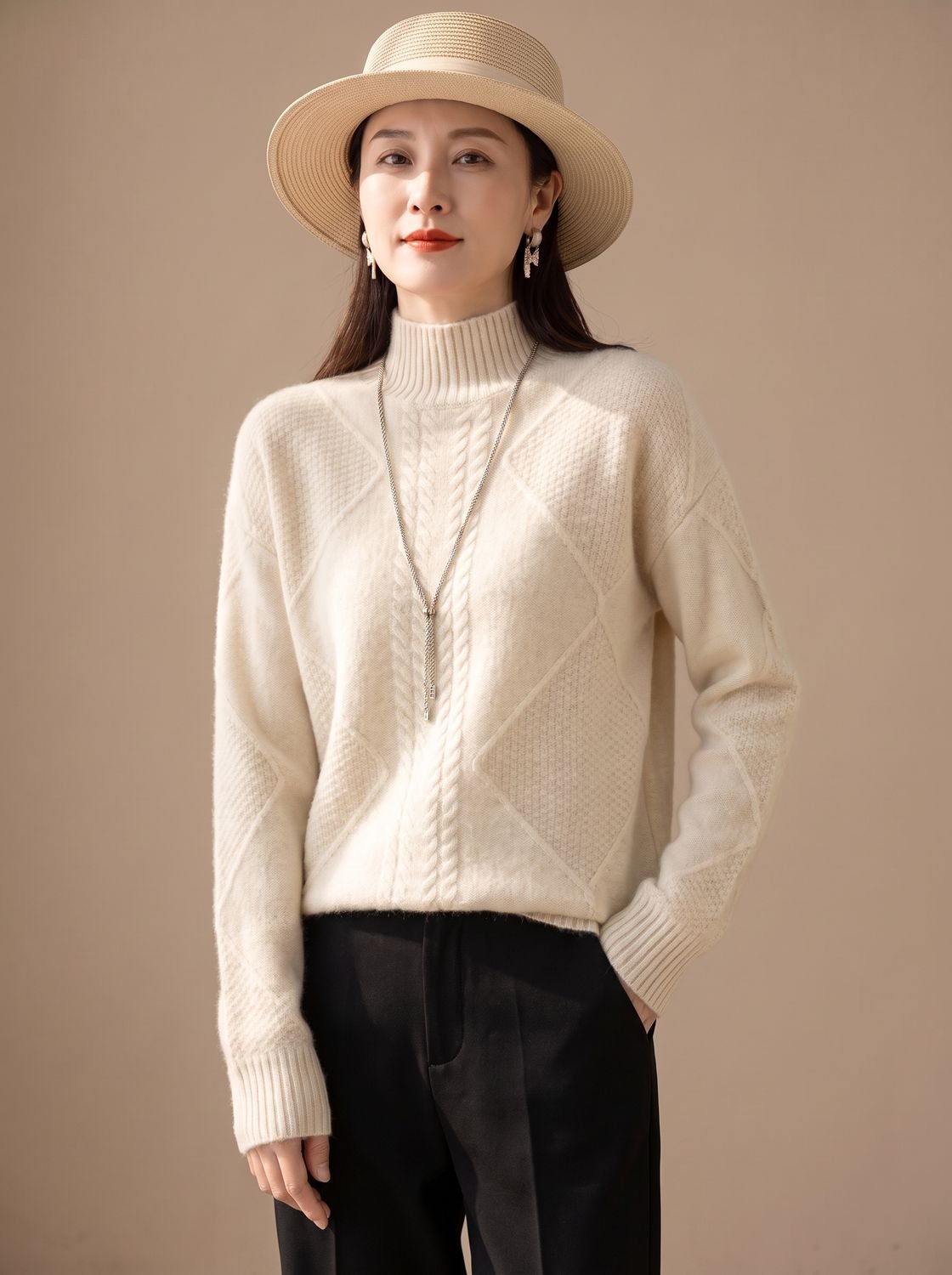 Close-up van het kabelpatroon op de cashmere coltrui