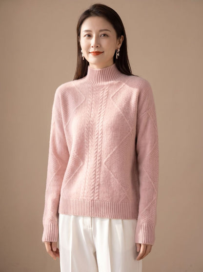 Dame draagt cashmere coltrui met hoge kraag