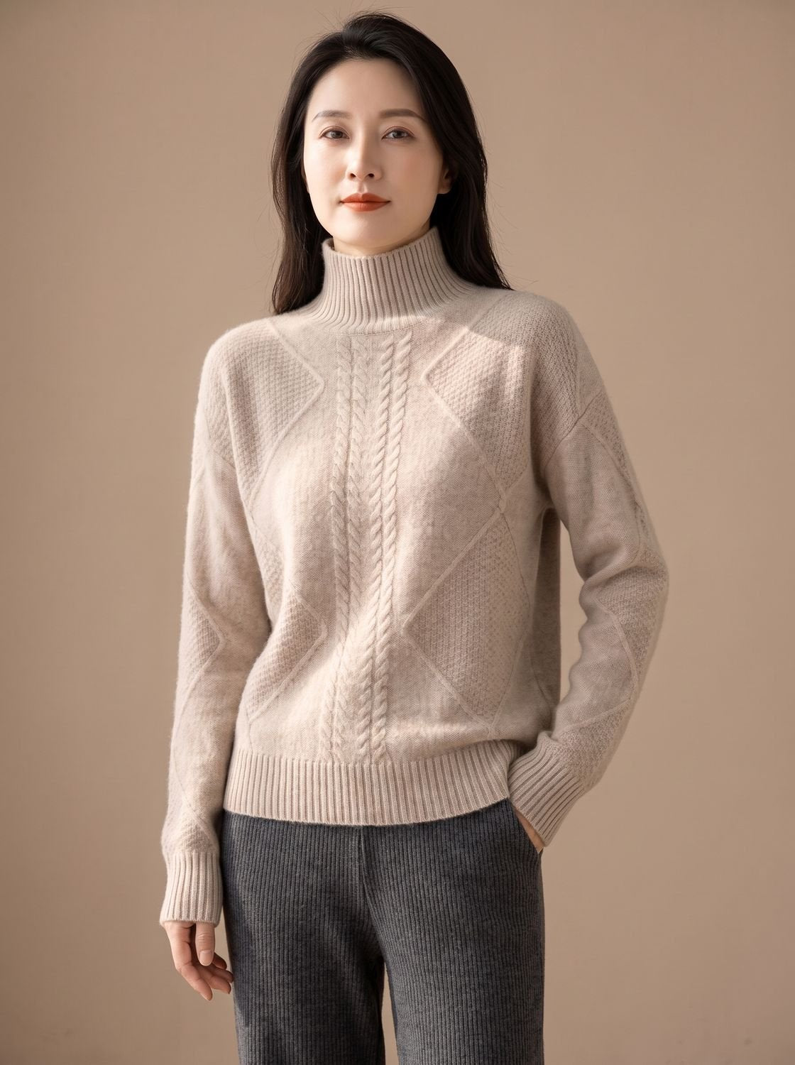 Cashmere coltrui gecombineerd met jeans voor casual look