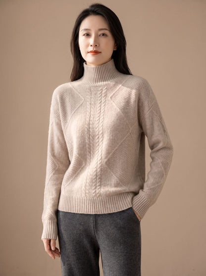 Cashmere coltrui gecombineerd met jeans voor casual look