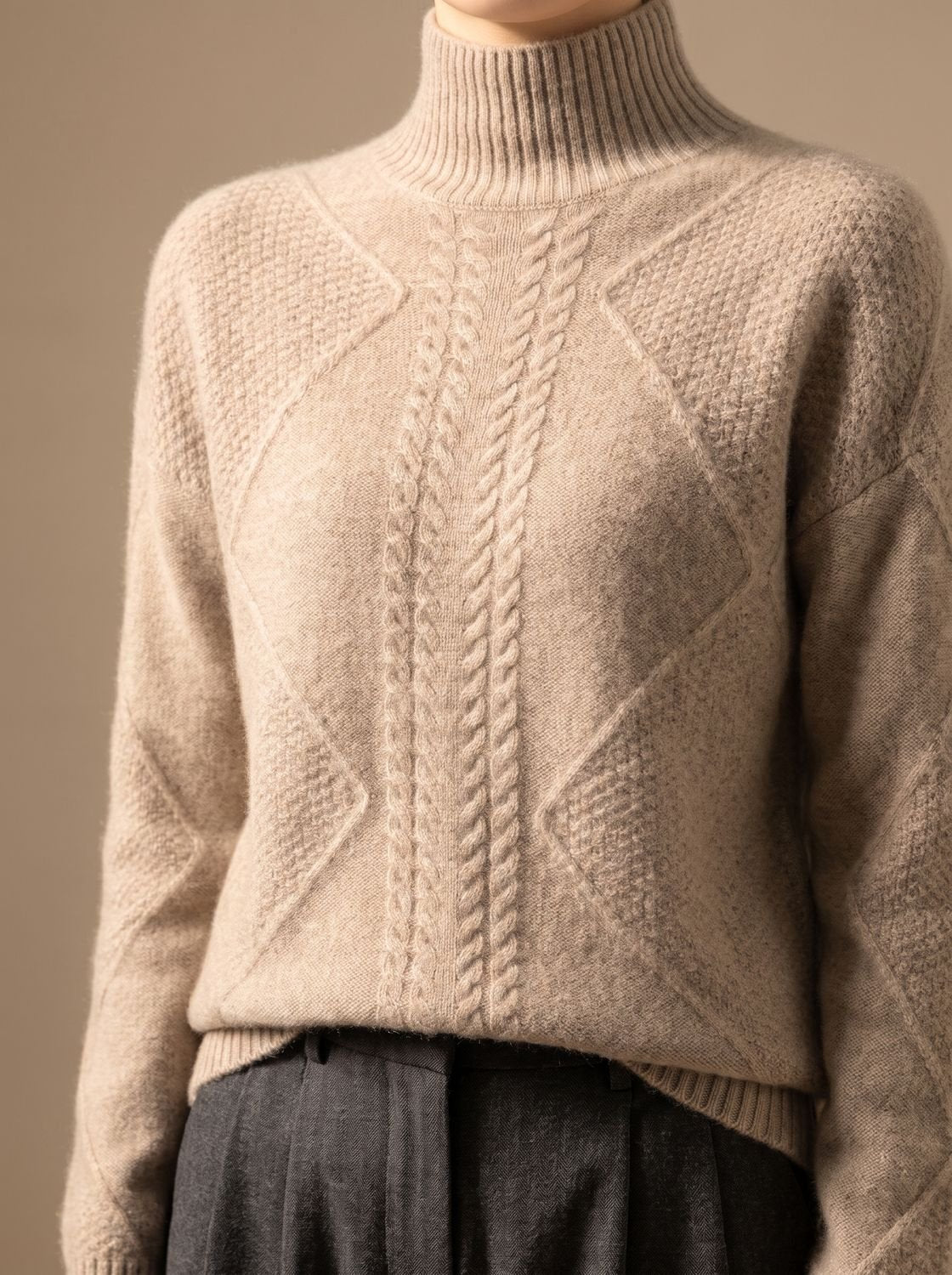 Dame in cashmere trui met rok voor elegante look