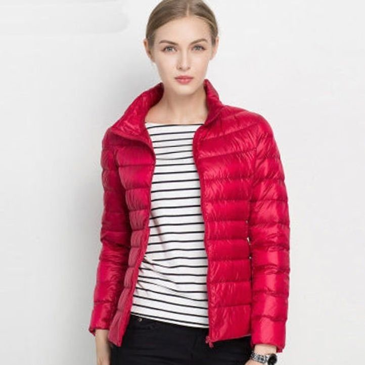 KIRENA winterjas gedragen tijdens een casual outfit met jeans