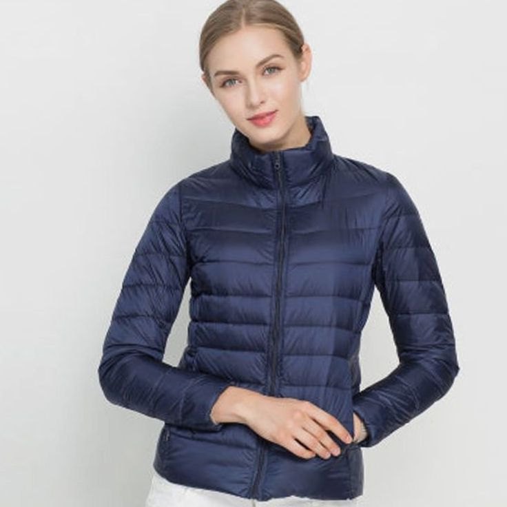 KIRENA slim-fit jas gestyled met sjaal en enkellaarsjes